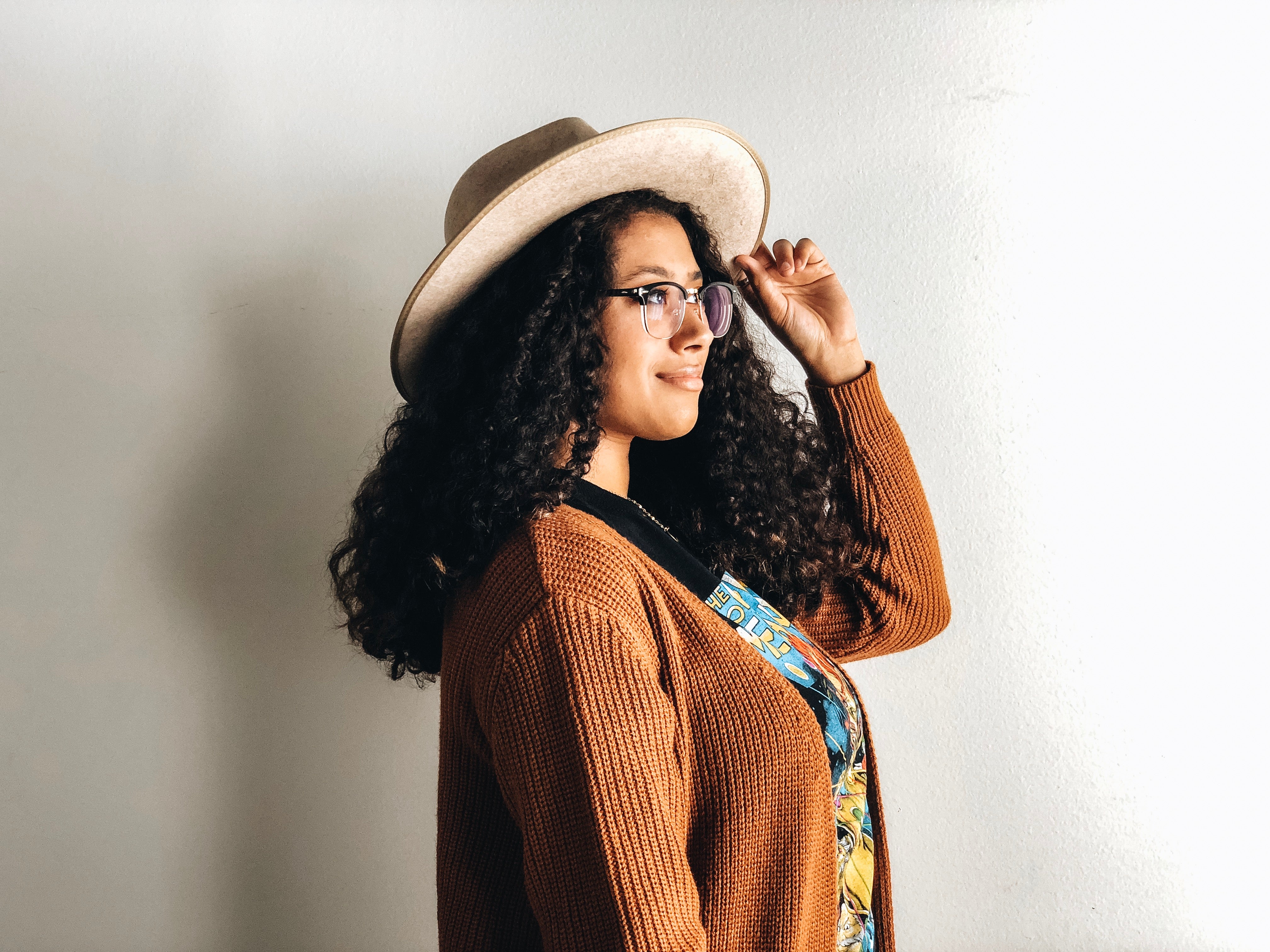 how to wear a hat with curly hair